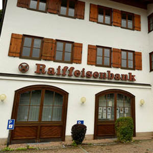 La banque allemande Raiffeisenbank est la première en Europe à taxer les dépôts des particuliers.